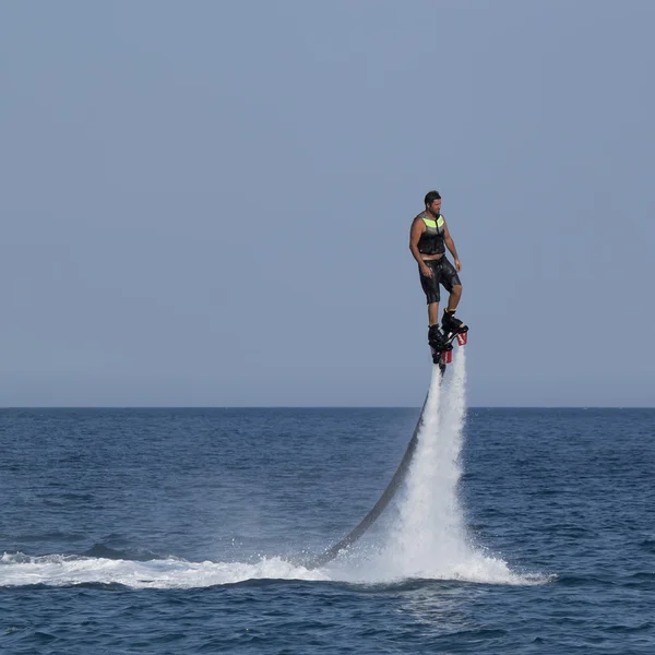 Unbekannter türkischer Mann schwebte über Wasser — Stockfoto