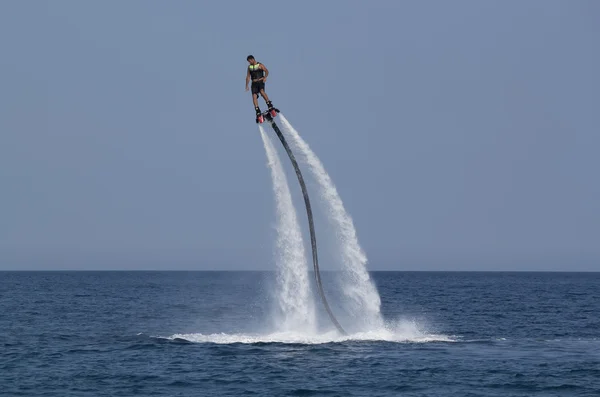 Uomo turco non identificato librato sopra l'acqua — Foto Stock