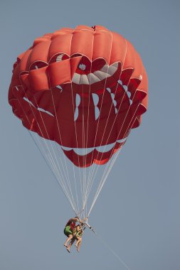 Takım bir paraşüt paraşüt için hazırlar. Parasailing ve görevini sürdürmektedir