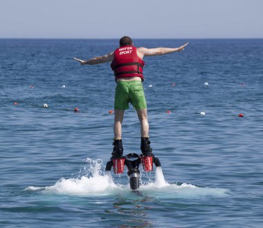 Kimliği belirsiz Türk adam aşırı flyboard eğitim