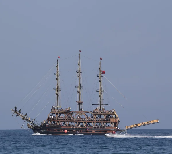 Yachting στυλιζαρισμένη πειρατική σκούνα — Φωτογραφία Αρχείου