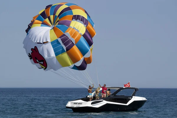 Takım bir paraşüt paraşüt için hazırlar. Parasailing ve görevini sürdürmektedir — Stok fotoğraf