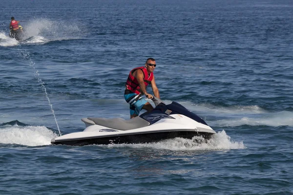 Oidentifierad turkiska man glider över vågorna av mediterranen — Stockfoto