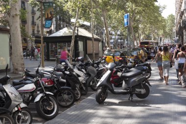 Barcelona La Rambla Park scooter. Scooter-popüler bir 