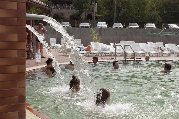 El hidromasaje en la piscina con aguas termales en Beregovo — Foto de Stock