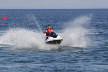 Kimliği belirsiz Türk adam Mediterran dalgalar üzerinde kayar