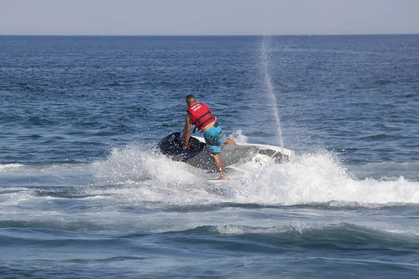 알 수 없는 터키어 사람이 glides는 Mediterran의 파도 위에 — 스톡 사진