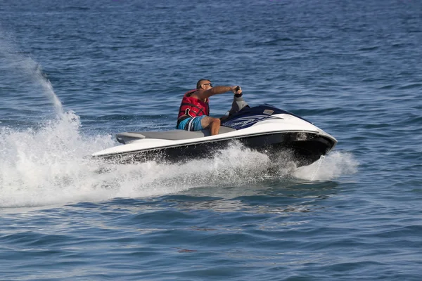 Hombre turco no identificado se desliza sobre las olas del Mediterráneo — Foto de Stock