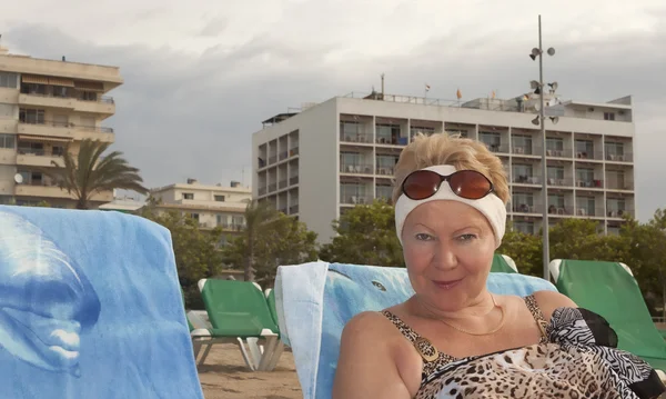 Mujer de mediana edad con gafas de sol en la frente — Foto de Stock