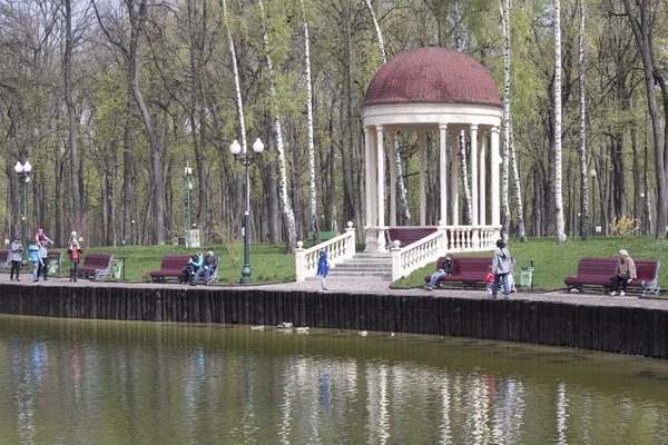 En el parque junto al lago siempre hay muchos turistas — Foto de Stock