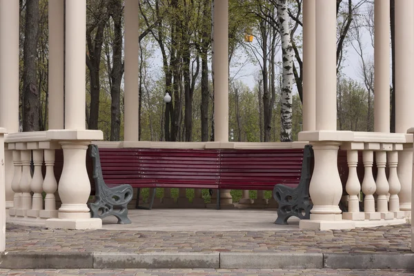 Gazebo a colonne con panchine vuote nel parco — Foto Stock