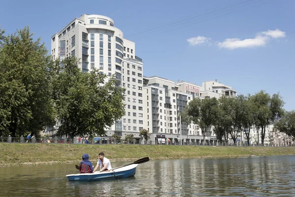 Modern yüksek katlı yakınındaki Kharkiv nehrinde tekne — Stok fotoğraf