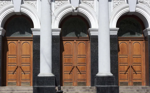 Trois portes dans le bâtiment avec colonnes — Photo