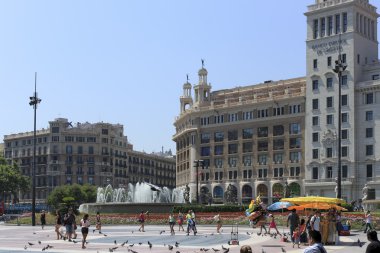 Barcelona'da Catalonia meydanında mimarisi