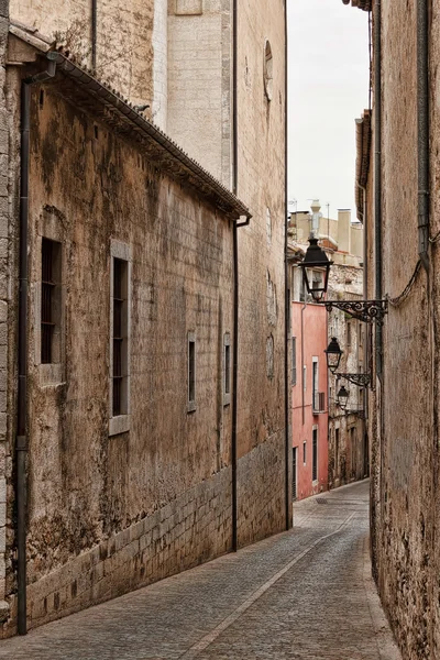 De smala gatorna i de gamla kvarteren i Girona — Stockfoto