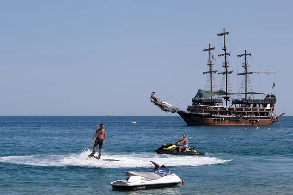 Flyboard y vela estilizada goleta pirata — Foto de Stock