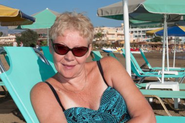 Bir kadın bir mayo bir şezlong üzerinde olgun yaş