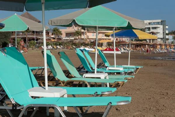 Rows of sun loungers and parasols — Stock Photo, Image