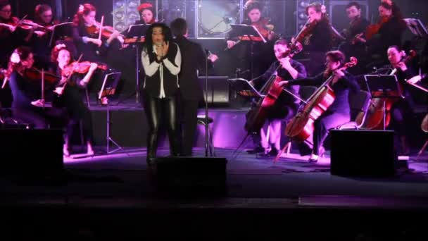 Alena Lisnyak cantando final "You 'd better stop" por Sam Brown — Vídeo de stock