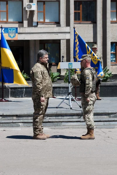 ウクライナ石油 Poroshenko の大統領は兵士に授与します。 — ストック写真