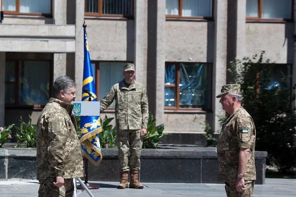 Prezident Ukrajiny Petro Poroshenko má udělena voják — Stock fotografie