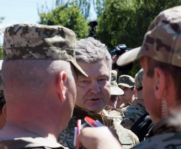 Presidente de Ucrania Petro Poroshenko ha concedido el soldado —  Fotos de Stock