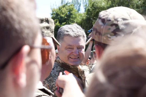 Prezydent Ukrainy Petro Poroszenko ma odznaczony żołnierz — Zdjęcie stockowe