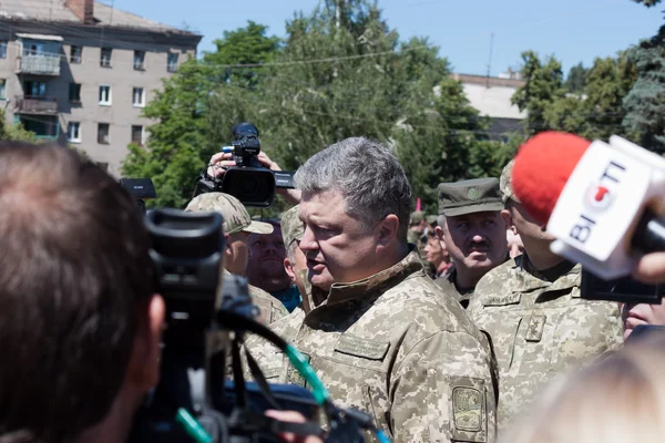 Präsident des ukrainischen Petro Poroschenko spricht mit den Menschen — Stockfoto