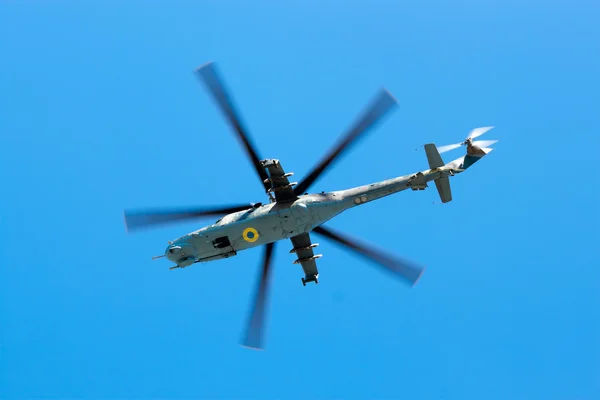 Hubschrauber der ukrainischen Streitkräfte überflogen das Gebiet — Stockfoto