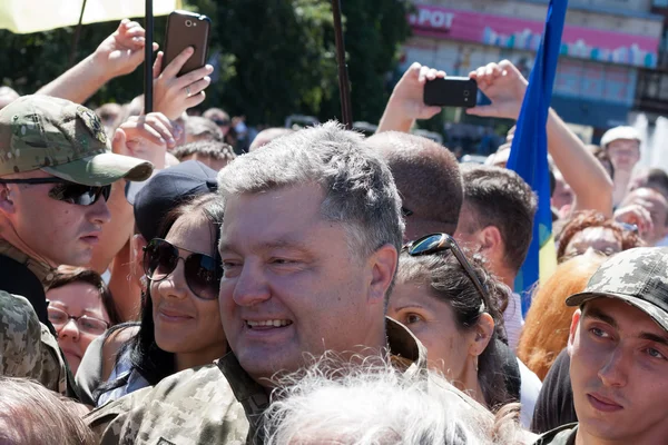 Präsident des ukrainischen Petro Poroschenko spricht mit den Menschen — Stockfoto