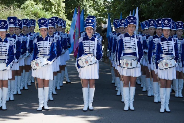Band-trummisen flickor förbereder för processionen — Stockfoto