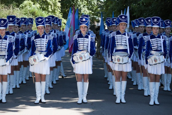 Bandtrommlermädchen bereiten sich auf den Umzug vor — Stockfoto