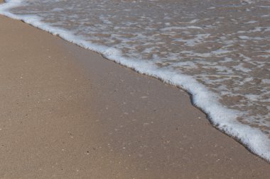 Kum plaj. Sag ışık dalga