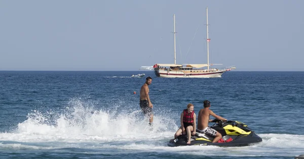 Onbekende Turkse man zweefde boven het water — Stockfoto