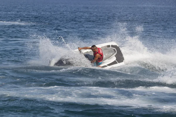 L'homme turc non identifié tourne brusquement au-dessus des vagues de la Méditerranée — Photo