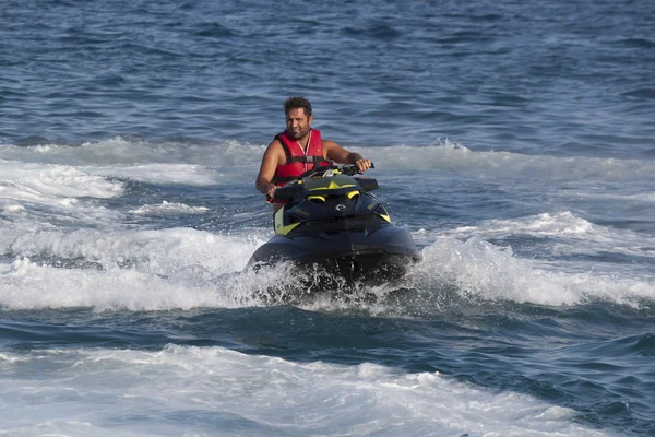 Oidentifierad turkiska man glider över vågorna av mediterranen — Stockfoto