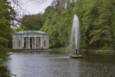 Çeşme Sophia Park'ta bir gölde