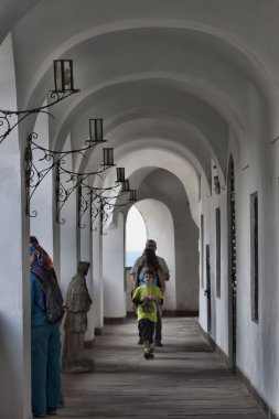 Birçok turist Mukachevo Palanok galerileri ile yürüyüş