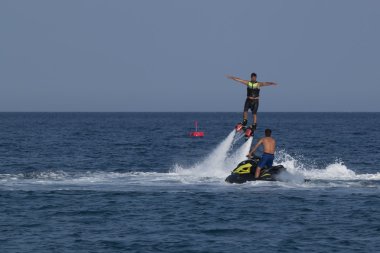 Kimliği belirsiz Türk adam su üzerinde süpürdü