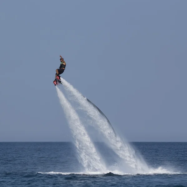 正体不明のトルコ男水の上で推移 — ストック写真