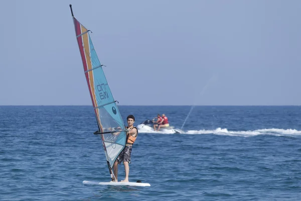 Kimliği belirsiz Türk adam Mediterran dalgalar üzerinde kayar — Stok fotoğraf