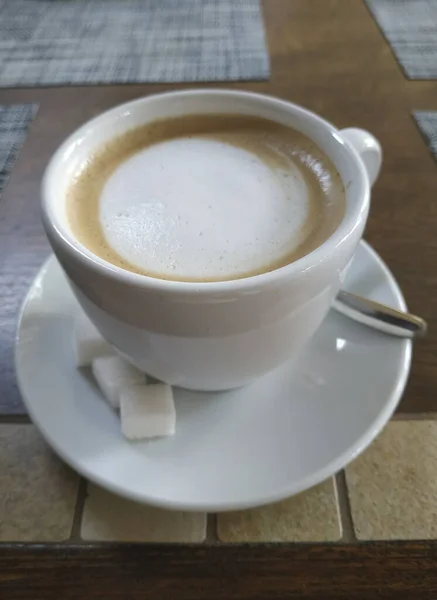 Tazza Caffè Con Schiuma Sulla Superficie Piattino Primo Piano Sul — Foto Stock