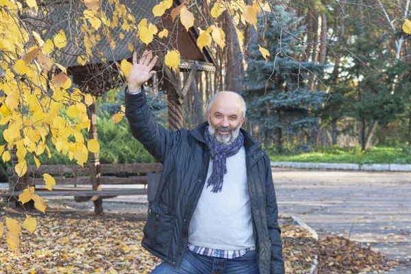 Uomo Maturo Con Barba Nel Parco Autunnale Tempo Caldo Giacca — Foto Stock