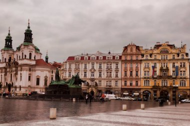 PRAG, CZECH Cumhuriyet - 1 Kasım 2012: Bulutlu bir günde Prag 'daki Eski Şehir Meydanı' nın mimarisi