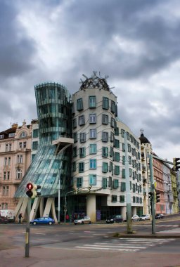 PRAG, CZECH Cumhuriyet - 5 Kasım 2012: Çek Cumhuriyeti Prag 'daki Dancing House, Nationale-Nederlanden Binası