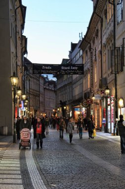 PRAG, CZECH Cumhuriyet - 6 Kasım 2012: Prag 'ın merkez caddelerinden birinde, akşam