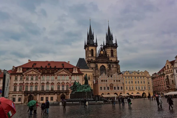 PRAG, CZECH Cumhuriyet - 1 Kasım 2012: Bulutlu bir günde Prag 'daki Eski Şehir Meydanı' nın mimarisi