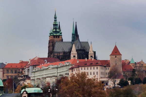 Kasteel Van Praag Omliggende Gebouwen Praag Herfst Bewolkte Dag — Stockfoto