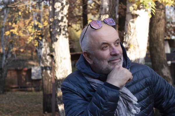 Uomo Maturo Con Barba Guarda Lato Nel Parco Autunnale — Foto Stock