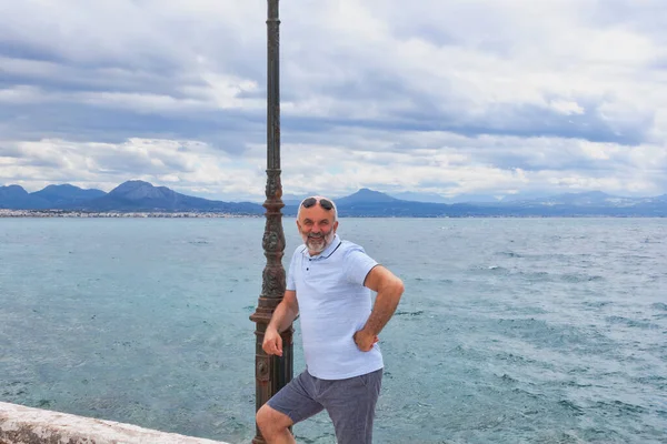 Een Volwassen Man Met Een Zonnebril Zijn Voorhoofd Promenade Aan — Stockfoto